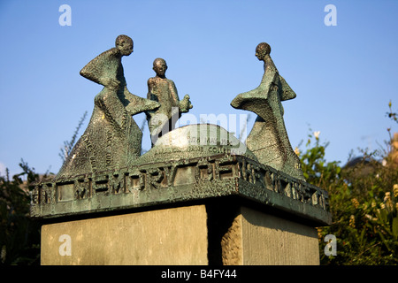 Bradford City Centre, Centenary Square montrant le Bradford City Memorial. Banque D'Images