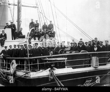 Le Capitaine Scott RF avec des membres de sa malheureuse expédition au pôle Sud et le nombre complet de son navire, le Terra Nova après la première étape du voyage de Londres s East India Dock en Nouvelle-Zélande octobre 1910 où ils ont cessé de se ravitailler et de se reposer Banque D'Images