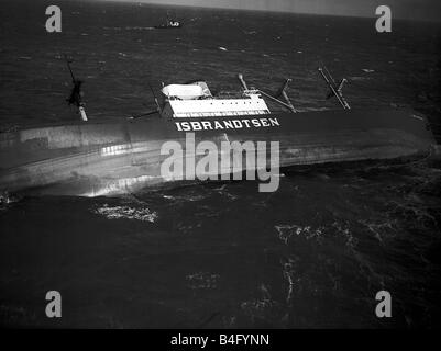 Le Flying Enterprise naufrage au large de la côte de Cornouailles en janvier 1952 Le Capitaine Carlsen du cargo ont lutté pendant 12 jours pour enregistrer Banque D'Images