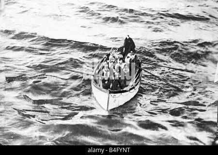 Les survivants du Titanic navire de sauvetage en cas de catastrophe dans une approche de la SS Carpathia Avril 1912 Banque D'Images