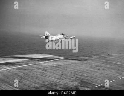 Navires porte-avions Nouveau pont coudé cliniques Juillet 1953 un Marine américain Grumman G 79 F9F Panther décolle depuis la cabine de pilotage pendant les essais d'un nouveau concept de pont coudé Banque D'Images