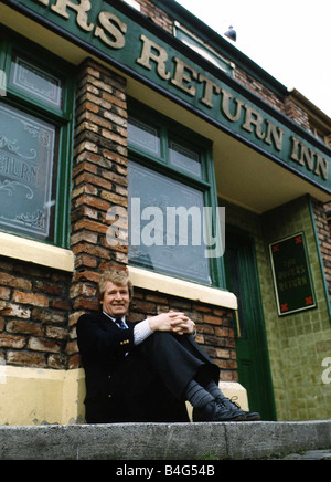 William Roache acteur qui joue Ken Barlow dans Programme tv Coronation Street pub extérieur Rovers Retour sur l'ensemble de montrer Banque D'Images