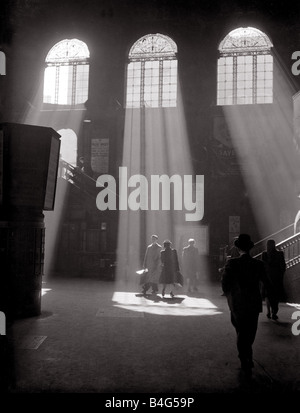 Rayons de soleil entre dans une gare de Liverpool Street de Londres à travers les hautes fenêtres Mai 1946 Banque D'Images