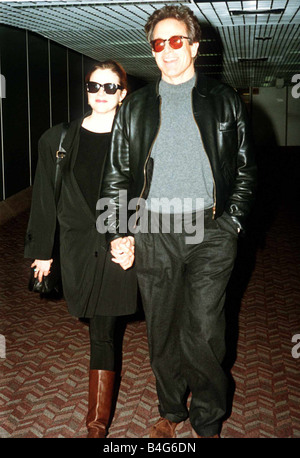 Warren Beatty acteur avec épouse Annette Bening actrice arrivent à l'aéroport d'Heathrow Banque D'Images