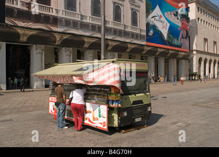 Alimentation traiteur van dans Corso Vittorio Emanuele Milan Italie Banque D'Images