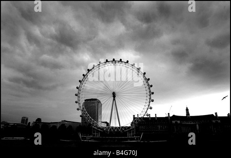 Le ciel de Londres et le London Eye au début de l'éclipse solaire partielle Octobre 2005 Banque D'Images