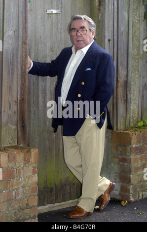 Ronnie Corbett vu ici à l'extérieur de son Addington accueil le jour après les autres deux Ronnies comédien Ronnie Barker est mort Octobre 2005 Banque D'Images