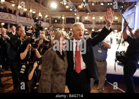 La direction du parti conservateur 2005 contender David Davis vu ici avec sa femme après la prestation de sa course au leadership à la conférence du parti tenue cette année à Blackpool Banque D'Images