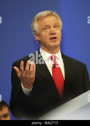 La direction du parti conservateur 2005 contender David Davis vu ici prononcer son discours à la direction et en essayant de regarder à la dure Banque D'Images