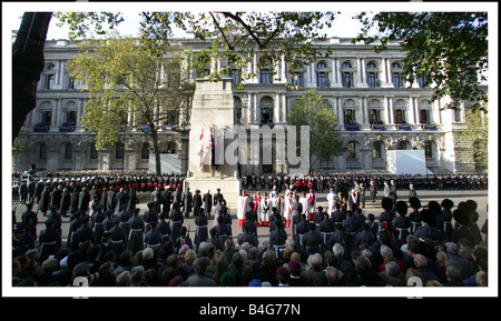 Souvenir du dimanche s'est tenue au cénotaphe Whithall La Reine mène le pays à la mémoire avec d'autres membres de la famille royale d'éminents politiques et des anciens combattants Novembre 2005 Banque D'Images