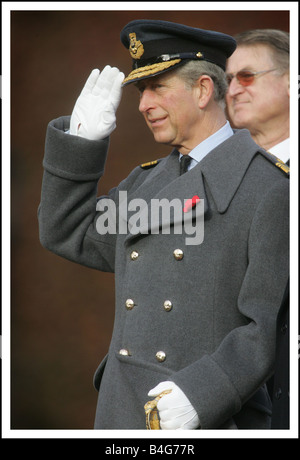 Le dimanche du Jour du Souvenir au cénotaphe de Whitehall, le Prince Charles de porter l'uniforme d'un commodore de l'air de la RAF salue Banque D'Images