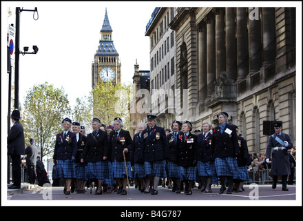 La Reine mène le pays à la mémoire avec d'autres membres de la famille royale d'éminents politiques et des anciens combattants au cours de la cérémonie du culte de dimanche le cénotaphe Whithall Notre photo montre femme préparer des anciens combattants à mars passez le cénotaphe à un acte de souvenir Novembre 2005 Banque D'Images