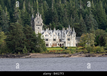 Ardverikie Estate au bord de l'eau du Loch Laggan, Inverness-shire, Scotland, UK, filmé dans la série monarque de la Glen Banque D'Images