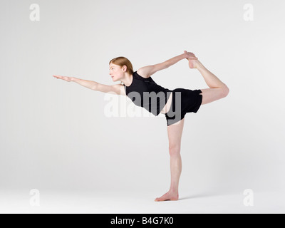 Une jeune femme pratiquant la 'Shiva' yoga pose Banque D'Images