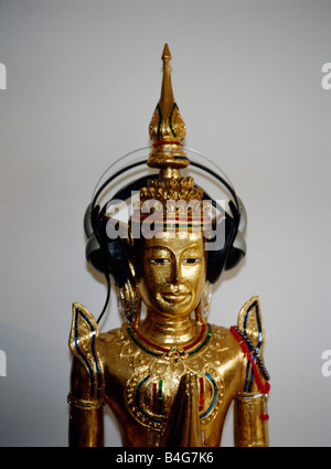 Une statue du Bouddha d'or au casque Banque D'Images