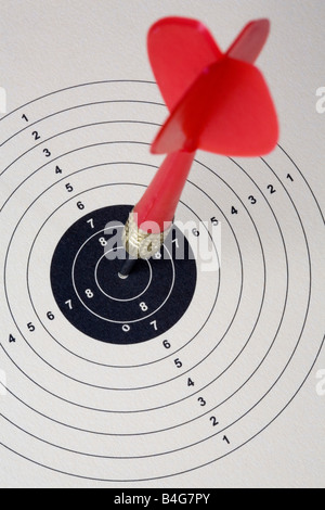 Un dart frapper un bull's eye sur une cible de papier Banque D'Images