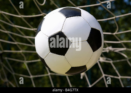 Un ballon de foot dans le filet Banque D'Images