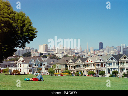 Les gens allongés sur l'herbe, San Francisco, USA Banque D'Images