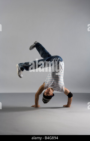 Un B-boy doing Handstand breakdance déplacer un gel Banque D'Images