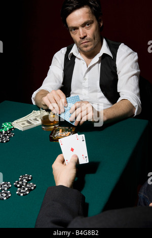 Deux hommes jouer au poker à un jeu à enjeux élevés Banque D'Images