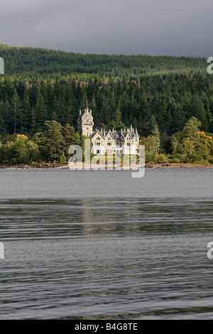 Ardverikie Estate au bord de l'eau du Loch Laggan, Inverness-shire, Scotland, UK, filmé dans la série monarque de la Glen Banque D'Images