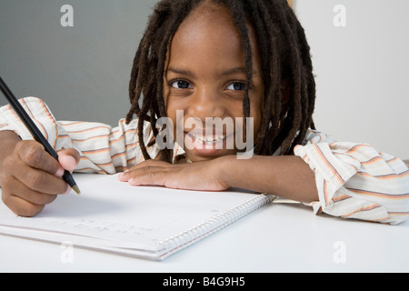 Un jeune garçon à faire ses devoirs Banque D'Images