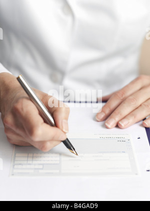 La main de l'homme à remplir des documents médicaux Banque D'Images