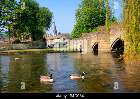 Stonebridge River Wye Ville de Bakewell Derbyshire Peak District National Park Grande-Bretagne Angleterre UK Banque D'Images