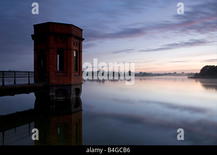 Château d'eau à l'aube, Sywell, Sywell Northamptonshire, Réservoir, England, UK Banque D'Images