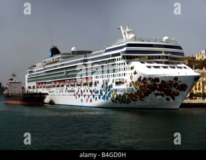 Norwegian Gem de croisière dans le port de La Valette, Malte Banque D'Images