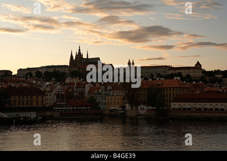 Coucher de soleil sur Prague Castle et petit quartier du Pont Charles Banque D'Images