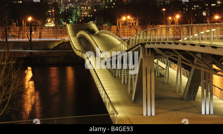 Paris : Vue de nuit nouveau pont 'Simone de Beauvoir' Banque D'Images