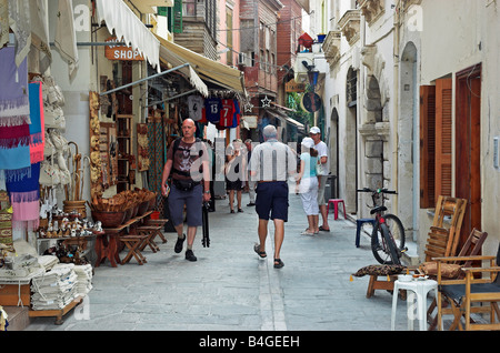 Les touristes à quelques rues étroites de la vieille ville de Rethymno Crete island Grèce Septembre 2008 Banque D'Images