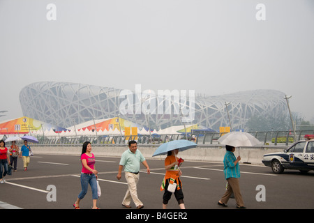 La pollution de l'air le smog ou couverts de touristes devant le stade national de Beijing aka les oiseaux nichent Stadium , Beijing , Chine Banque D'Images