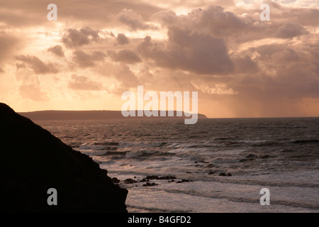 Les nuages de tempête réunissant plus de Hartland Point au large de la côte nord du Devon. Banque D'Images