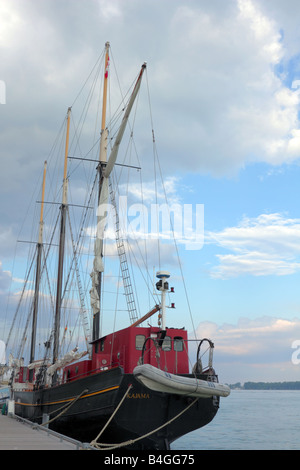 Grand voilier Kajama, dans le port de Toronto en vertu de moody sky Banque D'Images