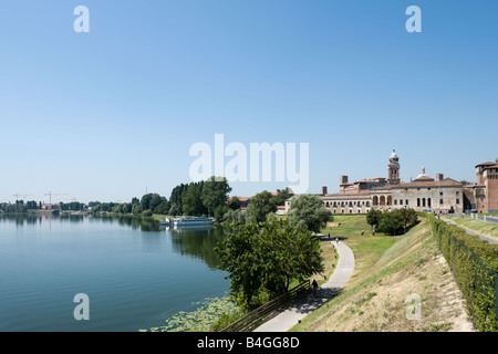 Vue de la ville depuis le Lago Inferiore avec le Palazzo Ducale à l'arrière-plan, de Mantoue (Mantova), Lombardie, Italie Banque D'Images