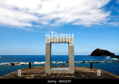 Tensei (Tenmoku porte sans porte) par l'artiste japonais Kan Yasuda à Garachico, Tenerife, Canaries, Espagne Banque D'Images