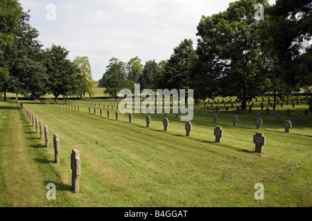 Vue à travers les pierres tombales en granit dans le cimetière allemand à Rancourt, Picardie, France. Banque D'Images