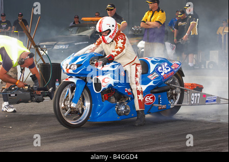 Peter Cochrane, Aussie Pro Stock motorcycle Drag Racer, termine sa course à l'épuisement préalable de l'Australie occidentale Perth Motorplex Banque D'Images