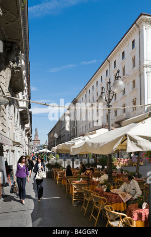 Café sur la Via Dante au moment du petit-déjeuner à la recherche vers le Castello Sforzesco, Milan, Lombardie, Italie Banque D'Images