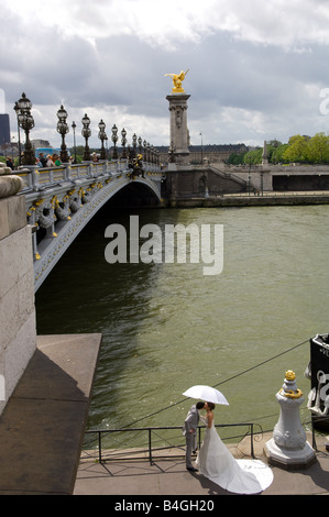 Mariage à l'Pont Alexandre III pont sur la Seine avec l'Hôtel des Invalides au-delà de Paris France Banque D'Images