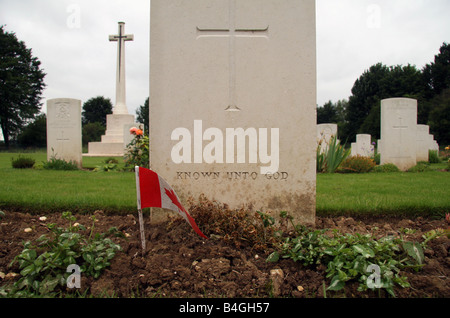 Près d'une tombe inconnue ('connue de Dieu") et la Croix du Sacrifice dans le Theipval Cimetière, sur la Somme, France. Banque D'Images