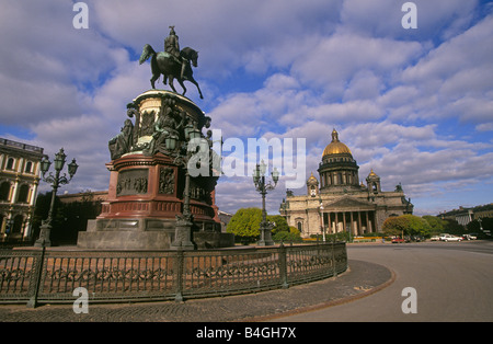 La statue d'un guerrier en face de l'église orthodoxe russe, cathédrale St Isaacs au centre-ville de Saint-Pétersbourg, Saint-Pétersbourg, Russie. Banque D'Images