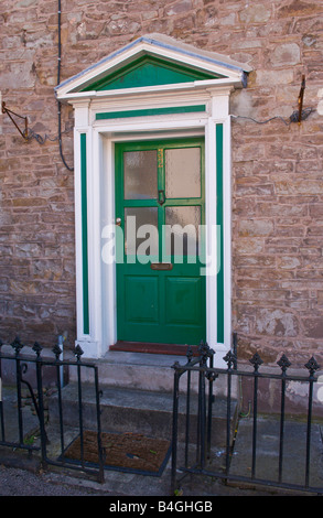 La partie verte Porte avant vitrée de la maison avec le blanc et le vert architrave et fronton UK Banque D'Images