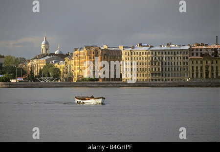 Un petit bateau sur la rivière Neva, près du centre-ville de Saint-Pétersbourg, Saint-Pétersbourg, Russie. Banque D'Images