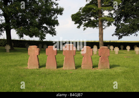 Cinq pierres tombales dans le grès memorial cimetière allemand à Rancourt, Picardie, France. Banque D'Images