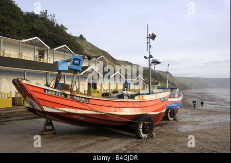 Des bateaux de pêche, tôt le matin, sur le front de mer de St Francis Bay, Yorkshire Banque D'Images