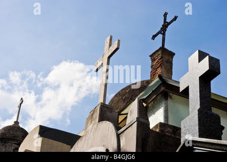 Crucifix sur le dessus d'une rangée de tombes dans le cimetière de Recoleta Banque D'Images