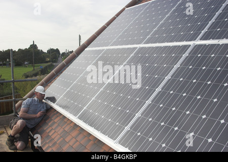 Installation d'un système d'énergie solaire photovoltaïque sur une maison privée près de Oxford Banque D'Images